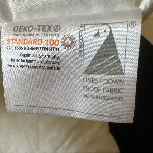 Bloomingdale’s Primaloft Pillow King Set - Picture 9 of 9